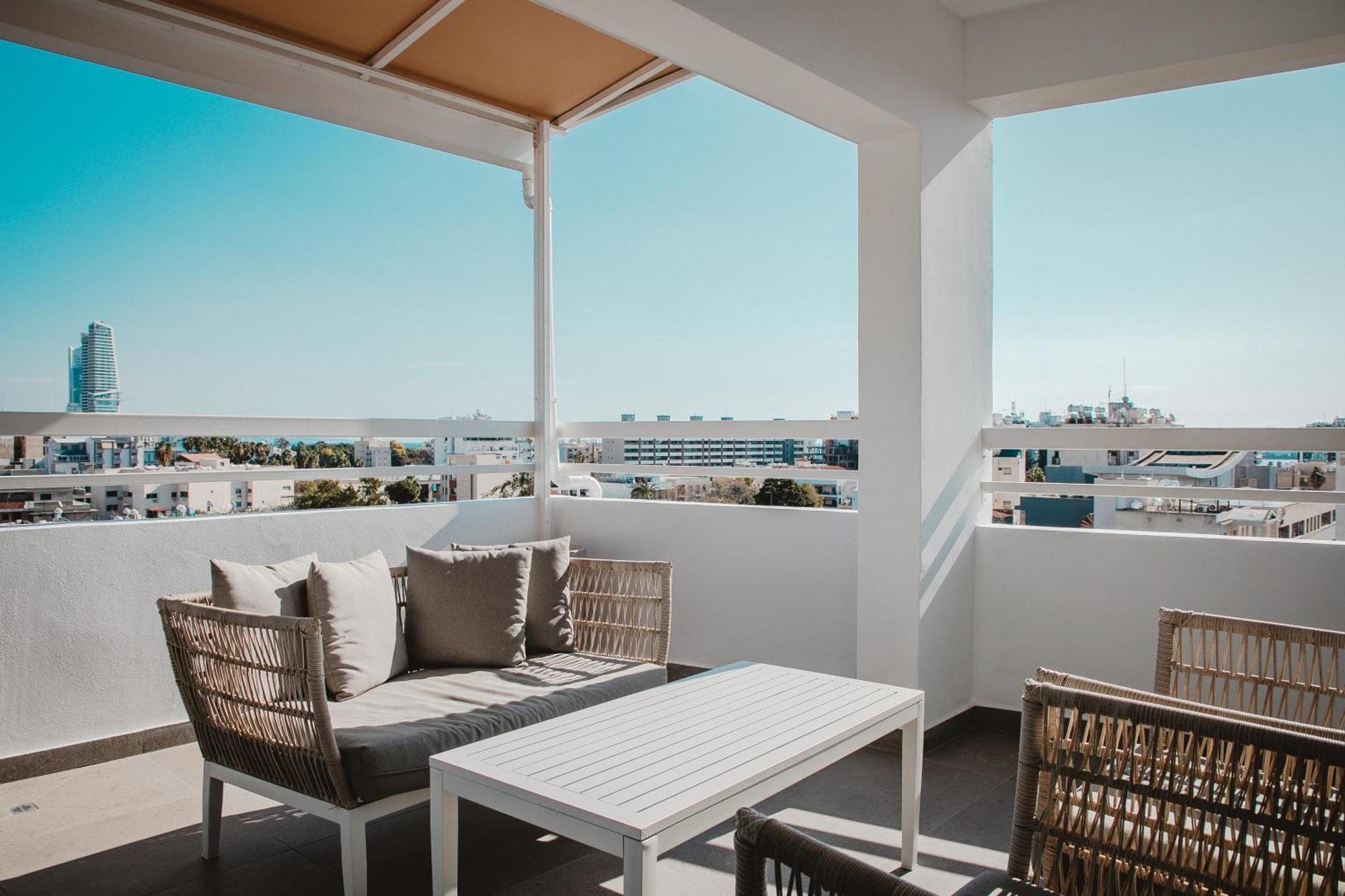 Phaedrus Living Center Sky Penthouse *